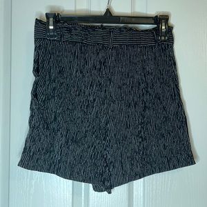 H&M: Bermudas High Rise Shorts